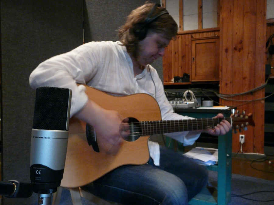Piotr Wróblewski ze studia Sonus rejestruje gitarę za pomocą mikrofonów Sennheiser MK 4 i słuchawek Sennheiser HD 25